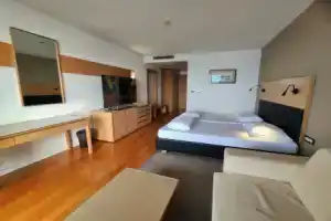 Hotel «San Antonio», Подстрана