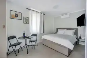 Studio apartments Yucca 2min to the sea, Трогир