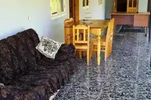 Larolle, Местиа
