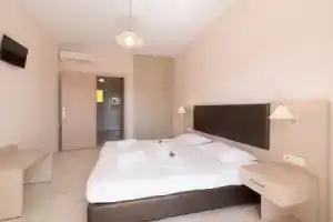 Yakinthos Hotel, Лаганас