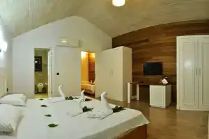 Seven Seasons Hotel, Чиралы