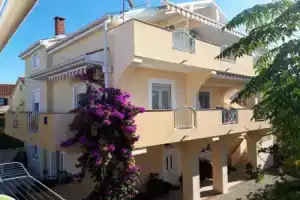 Apartments 150m from beach with parking, Козино