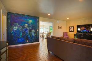 Haunted Mansion 6 Bedrooms 4 Bathrooms Home, Анахайм