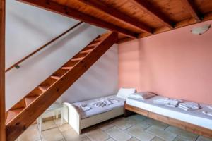 Apartment4 50 metres from THE Sea 'NEW LISTING', Агиа Марина