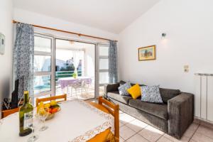 Apartment Bari - 140 m from beach: A2 Mandre, Island Pag, Mandre