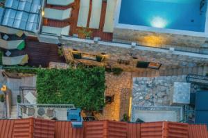 Amazing Home in Makarska with Hot Tub, Sauna & WiFi, Макарска