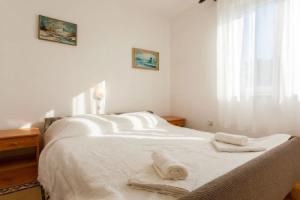Pleasant Apartment in Malinska With Balcony, Малинска
