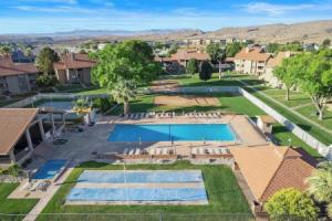 Hikers Hideaway Cozy Resort Condo w/ Pool & More, Сент-Джордж