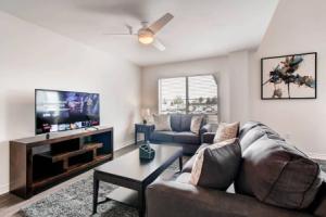 Beautiful San Diego Private Entrance Open Bedroom + Upstairs Loft! (H1), Сан-Диего
