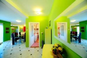 4 Bed Villa Sleeps 9 - Pool, Pets, Garden, Parking, Супетар