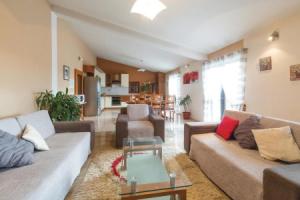 Amazing Home in Kastel Stari With Wifi and 6 Bedrooms, Кастель Стари