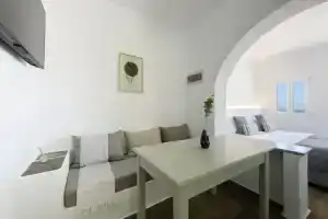 Phaedrus Living Paros Cycladic 4, Логарас