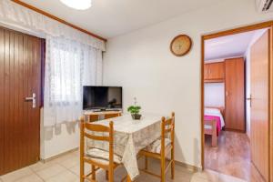 Awesome Apartment in Kornic With 1 Bedrooms and Wifi, Kornić