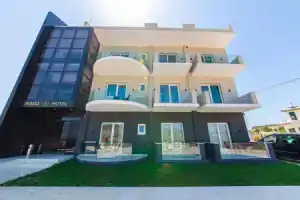 Inada Hotel, Ксамил