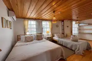 Hanole Guest House, Айвалык