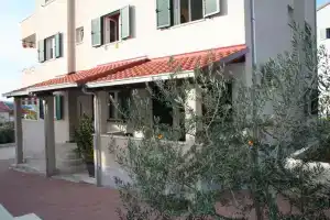 Apt Central - 40m from the beach, Трогир