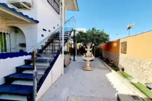 Charming Upper Bungalow With Terrace and Communal Pool in Torrevieja, Торревьеха