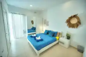 Seafront Sea View Maisonette with Yards, Сент-Полс-Бэй