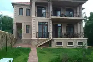 Дом, апартаменты!, Махинджаури