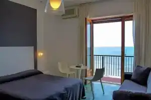 Hotel La Playa, Аччьяроли