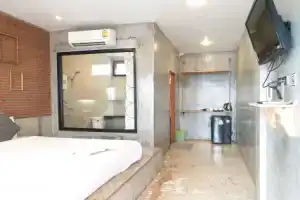 Baan Rin Rak, Джомтьен