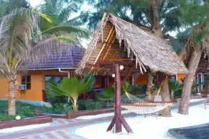 База отдыха «Mnarani Beach Cottages», Нунгве