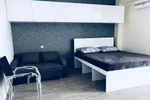 Tini's Apartment, Гонио
