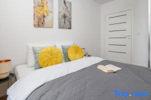 Lumina apartment with patio and parking, Лодзь