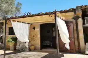 Masseria Borgo del Gallo, Триказе
