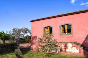 Rustic Holiday Home in Santa Venerina With Terrace & Garden, Санта-Венерина