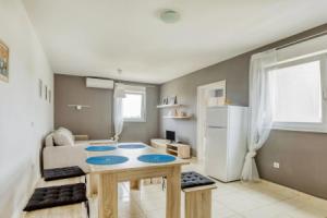 Lovely Apartment in Novalja near Sea Beach, Новаля