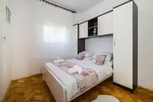 Holiday home in Rovanjska with pool, Rovanjska