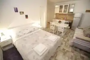 Studio Apartment Laura, Задар