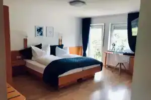 Am Landhaus - Gästezimmer, Ландау-в-Фальце