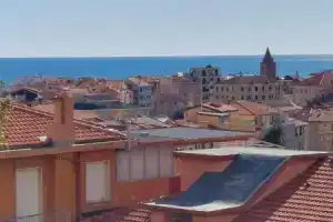 Luminoso Appartamento con 4 posti letto., Варацце