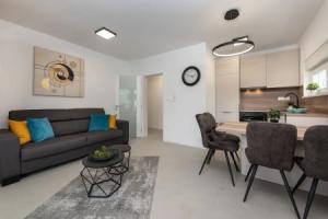 Apartments Mare B with pool, Новаля