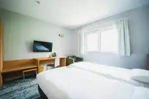 Utopia Hotel, Монс