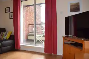 Colourful and Cosy 2 Bed in Ifsc With Balcony, Дублин
