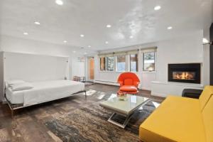 Downtown Aspen Studio Steps to Gondola & Trails - 305A, Аспен