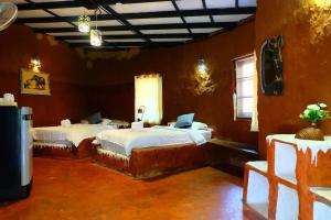 Chiang Mai Unique Mud Houses, Бан Понг