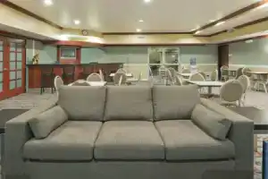 Апарт-отель «Holiday Inn Express & Suites Central», Бейкерсфилд