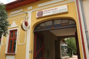 Hunyadi Panzió- Apartmanház, Мако