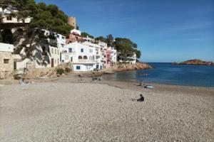 Sol y Mar 1-Maison jumelée avec terrasse, piscine et parking communautaire, surplomb de mer, Багур