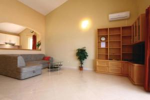 Amazing Home in Srima With Wifi and 2 Bedrooms, Srima