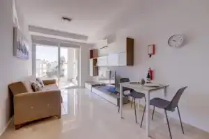 Modern 1BR Apartment in Central St Julian's, Пемброк