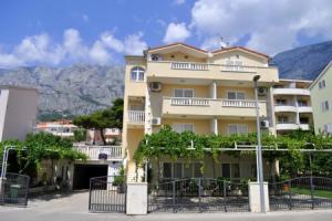 Ivi - big Parking and Courtyard - SA2, Макарска
