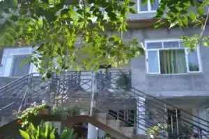 Medea's Guest House, Махинджаури