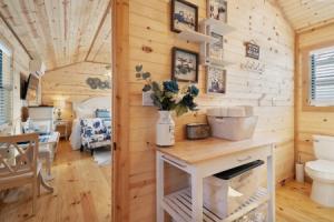 Stunning Cabin Right on Main St!, Фредериксберг