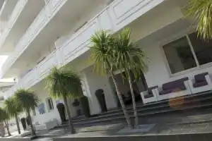 Hotel & Residence Medi Garden, Альба-Адриатика