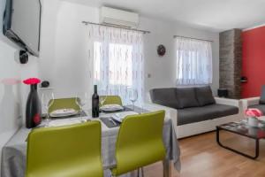 Nice Apartment in Novi Vinodolski With Wifi and 2 Bedrooms, Povile